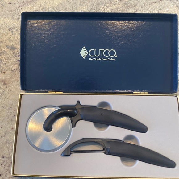 Cutco Kitchen Cutco Set Of Vegetable Peeler And Pizza Cutter